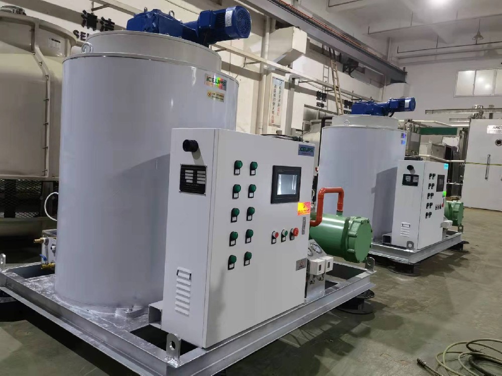 哥斯達黎加兩臺量身定制比澤爾機頭，日產(chǎn)量5噸片冰機調(diào)試完成，即將裝柜出貨。