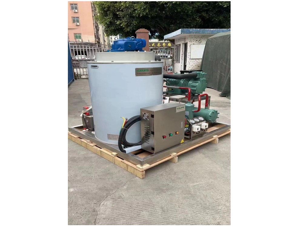 日產(chǎn)量六噸片冰機(jī)，厄瓜多爾客戶量身定制比澤爾機(jī)頭，全不銹鋼結(jié)構(gòu)，高端工藝，非標(biāo)電壓，水冷系統(tǒng)，即將裝柜上船！